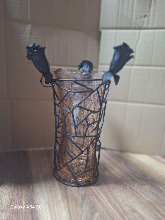 Ръчно Направена Декоративна Ваза с Рози