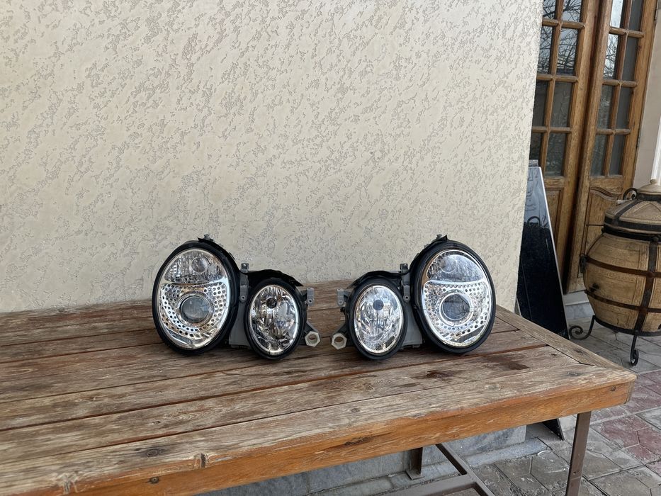 Пара фар от мерседеса