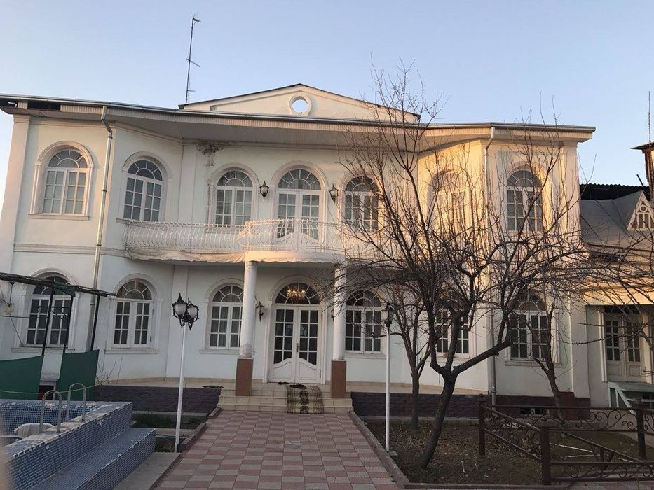 Продам участок с двух этажным домом