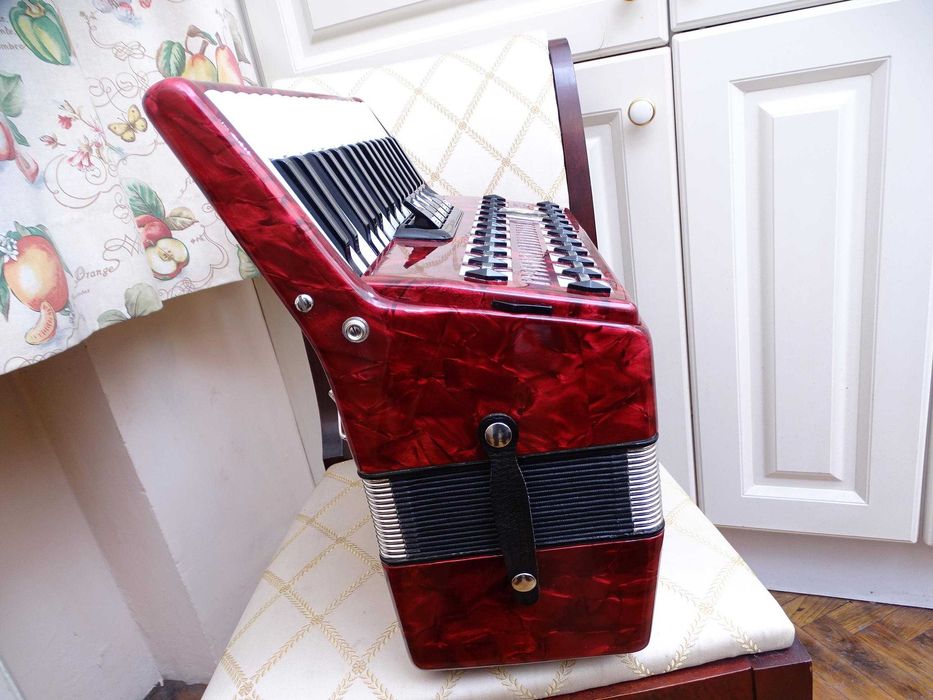 Перфектен акордеон Велтмайстер Серино 60 баса НОВ.