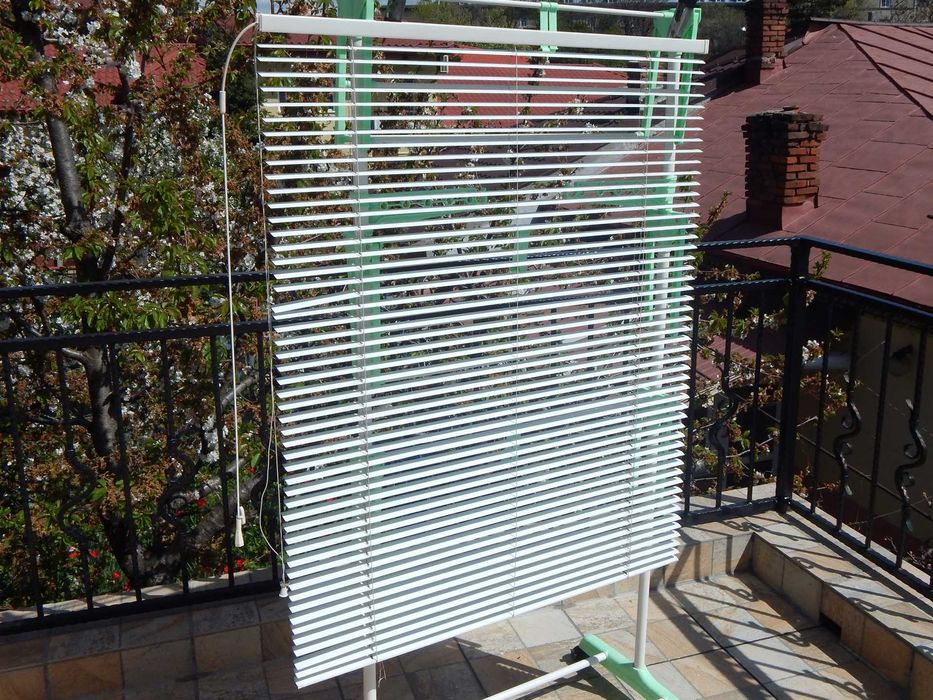Jaluzea metalica alba dimensiuni 115 x 92 cm anii 1990 utilizata