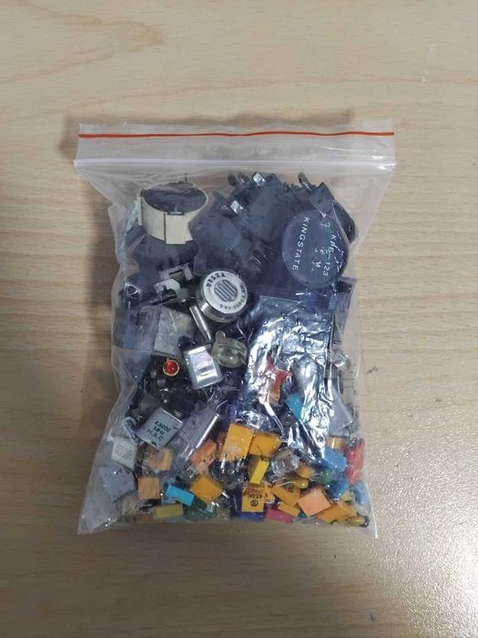 Лот електронни компоненти