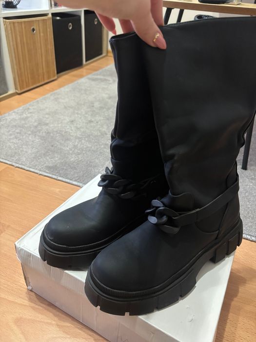 Боти с верижка черни