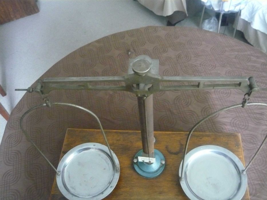 Продавам механична везна с метална конструкция