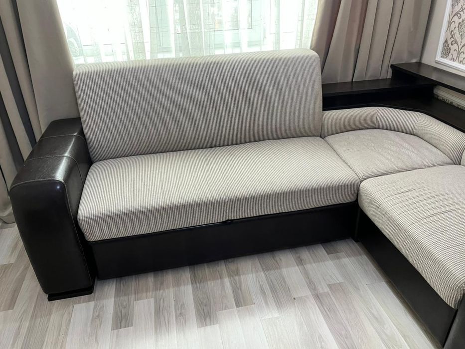 Прадется диван в хорошом состаяний