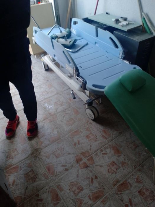 Механично болнично легло