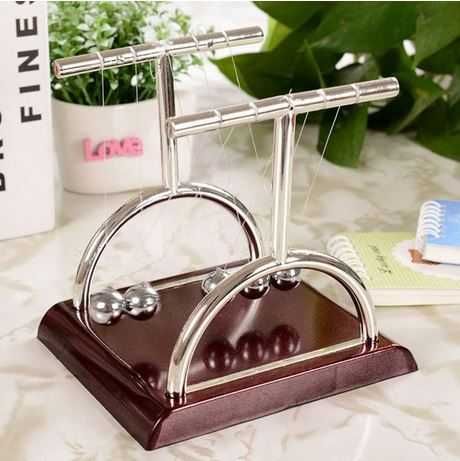 Люлката на Нюто.Блъскащи Топчета и Перпетуум Мобиле за бюро. Игра