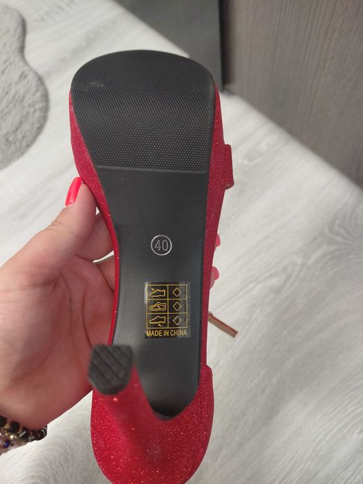 Сандали на висок ток