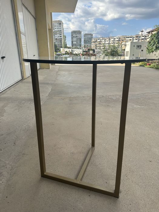 Продавам 3 стола и една малка маса в много добро състояние