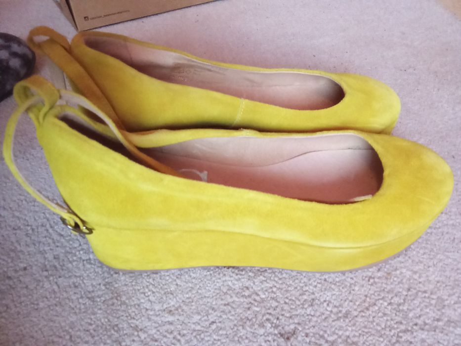 Велурени обувки дамски