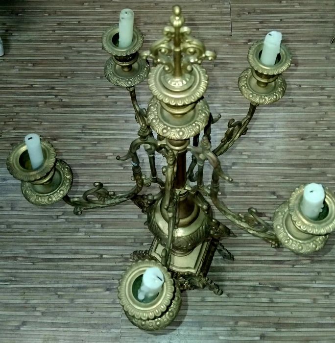 Старинен часовник с два свещника, много красива изработка!