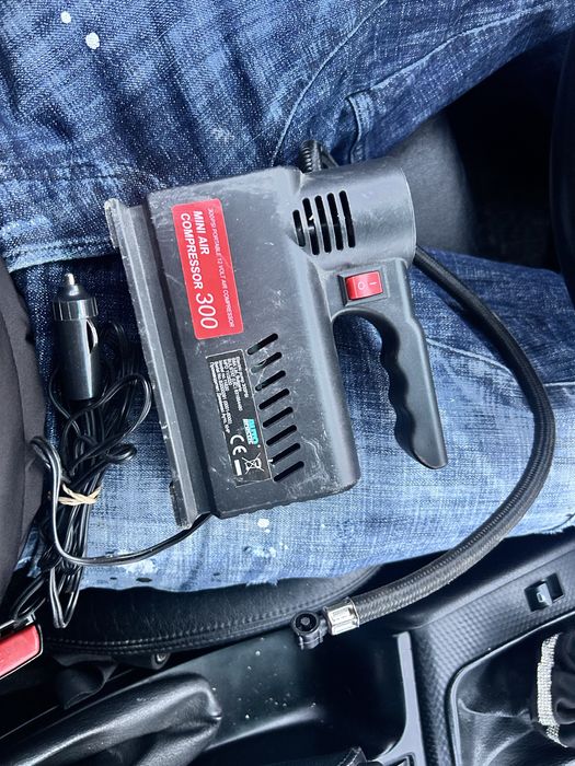 Мини автомобилен компресор 12V – захранване от запалката