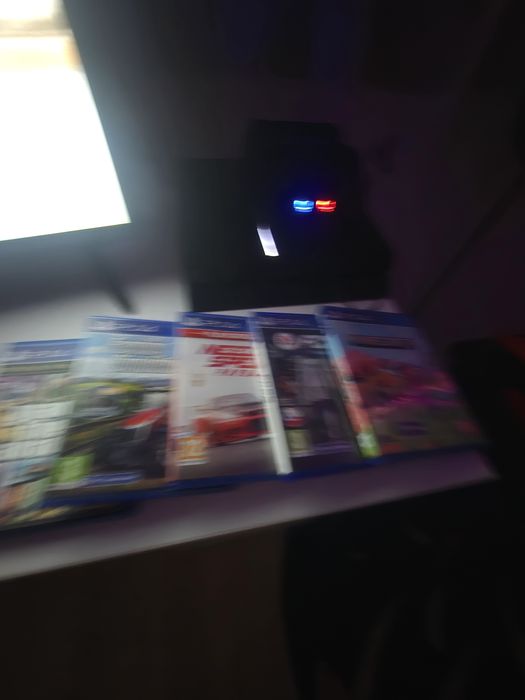 Playstation 4, cu 5 jocurii si 2 manete