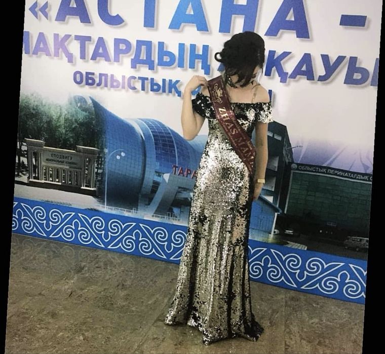 Платье с поеткой очень красивое