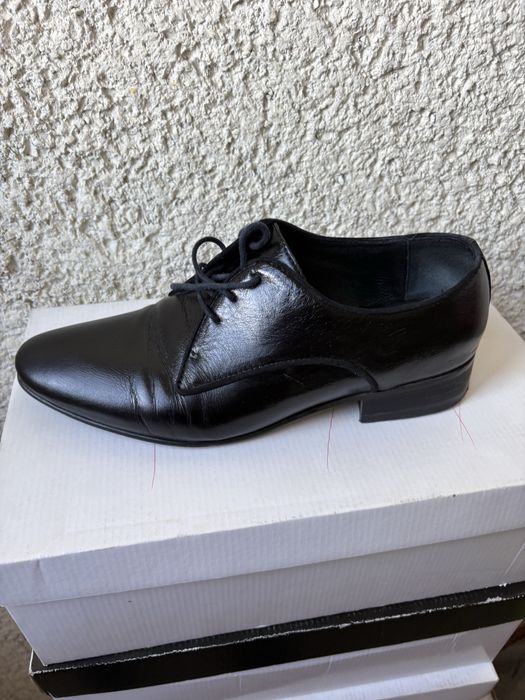 Donez 2 perechi pantofi dama marimea 36 si 2 perechi pantofi barbat 38