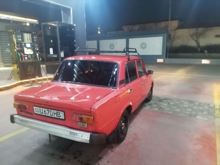 Jugili Yurib turgan rangi qizil bizinda