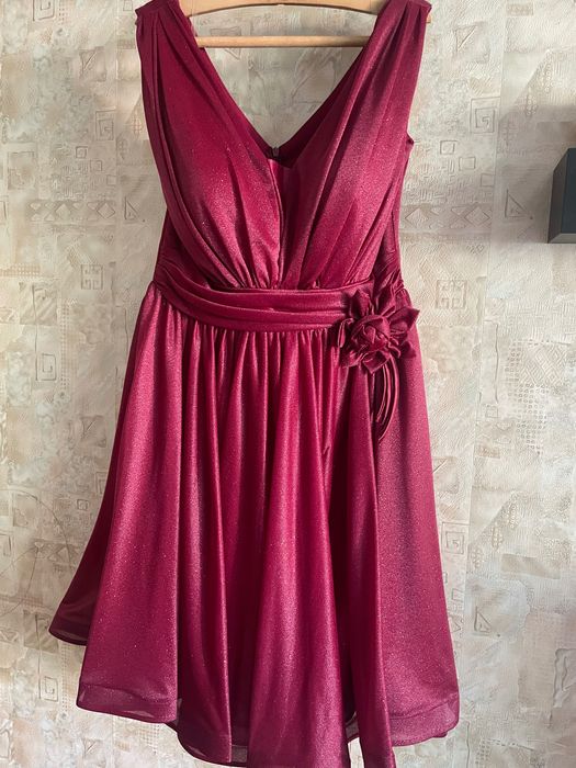 Рокля цвят бурдо