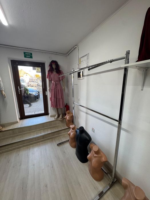 Vând mobilier complet pentru magazin de haine