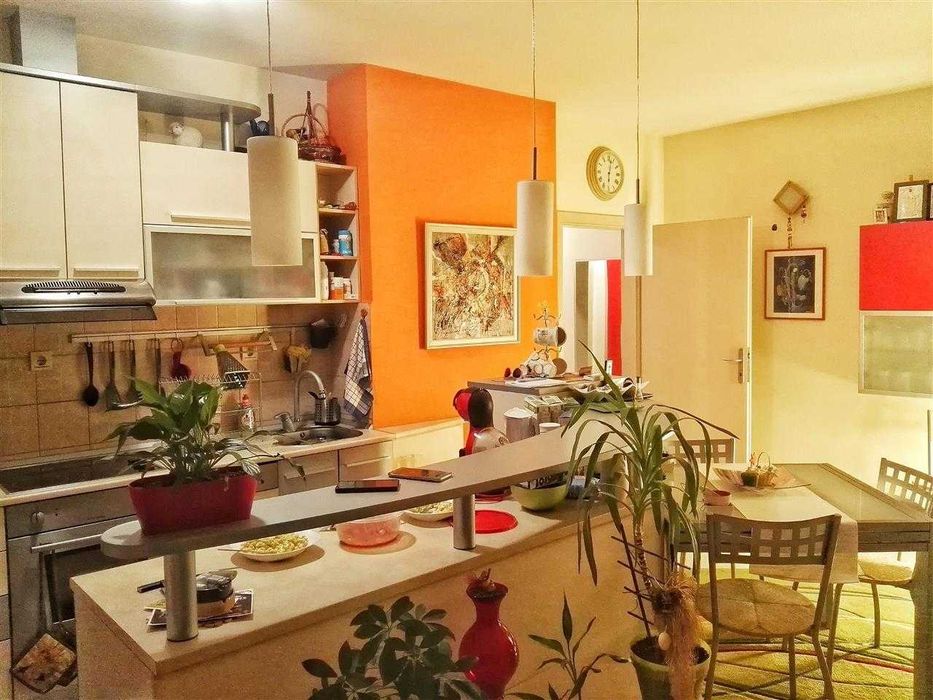 Дава се под наем Двустаен апартамент в Бургас, Център - 57 кв.м за 229.5 € - Снимка #2