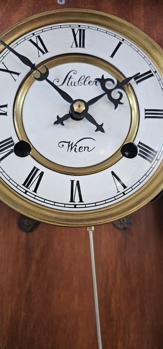 Различни стенни часовници