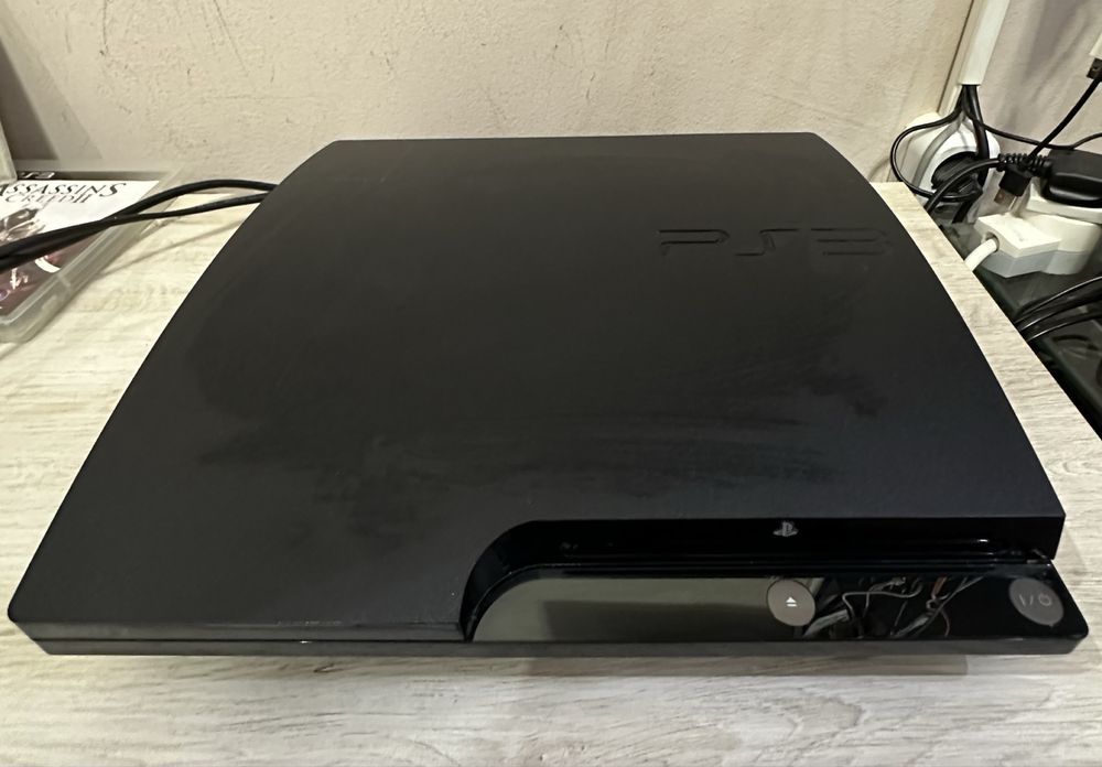 PS3 250GB + 2 джойстика + 6 игри и два блурей филм