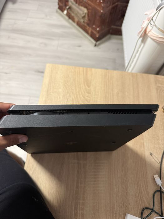 Vând PS4 Slim cu o singura maneta