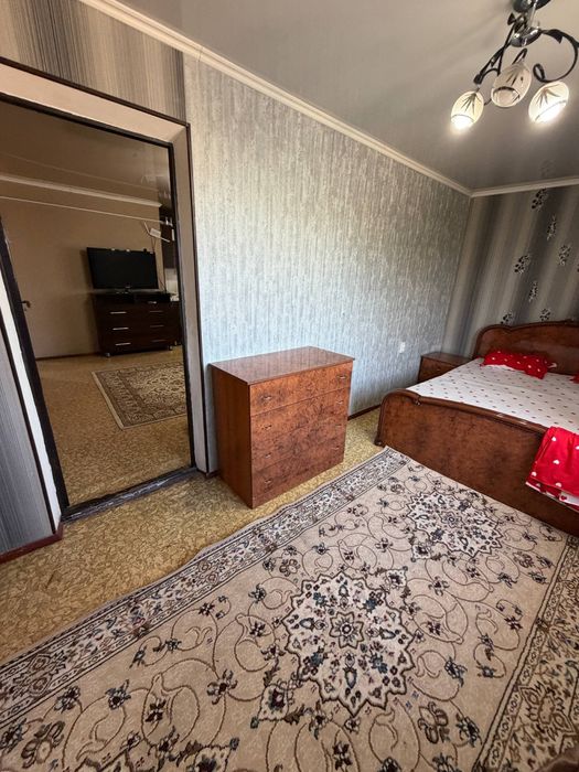 Центрден 2 бөлмелі үй сатылады!