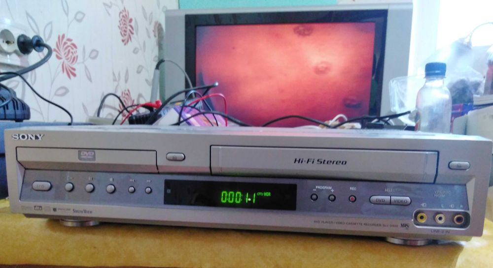 Aparat combo DVD-VSH model Sony SLV D900E