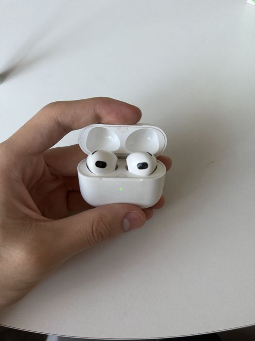 Airpods 3 кейс и 1 наушник.