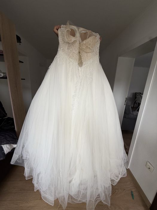 Булчинска рокля принцеса М-Л размер с мъниста и тюл + подарък воал