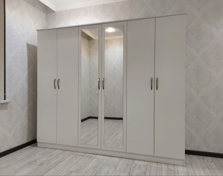 Шкаф белый с зеркалом