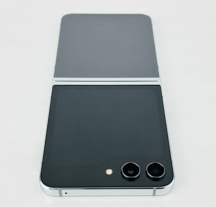 Samsung Galaxy Z Flip 5 256GB 8RAM Graphite Отличен!
