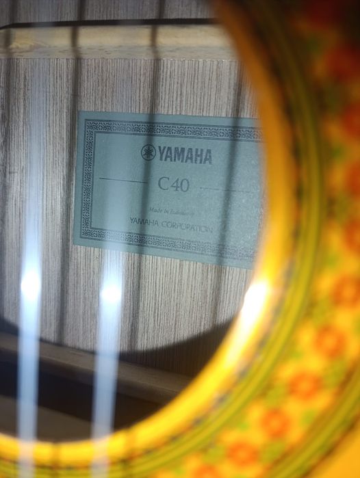 Продам гитару YAMAHA C40