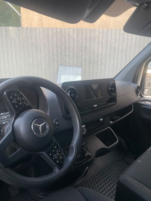 Mercedes-Benz Sprinter de inchiriat la zi