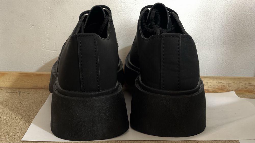 Kareya brendi. Ótta dm sifatli poyabzal.