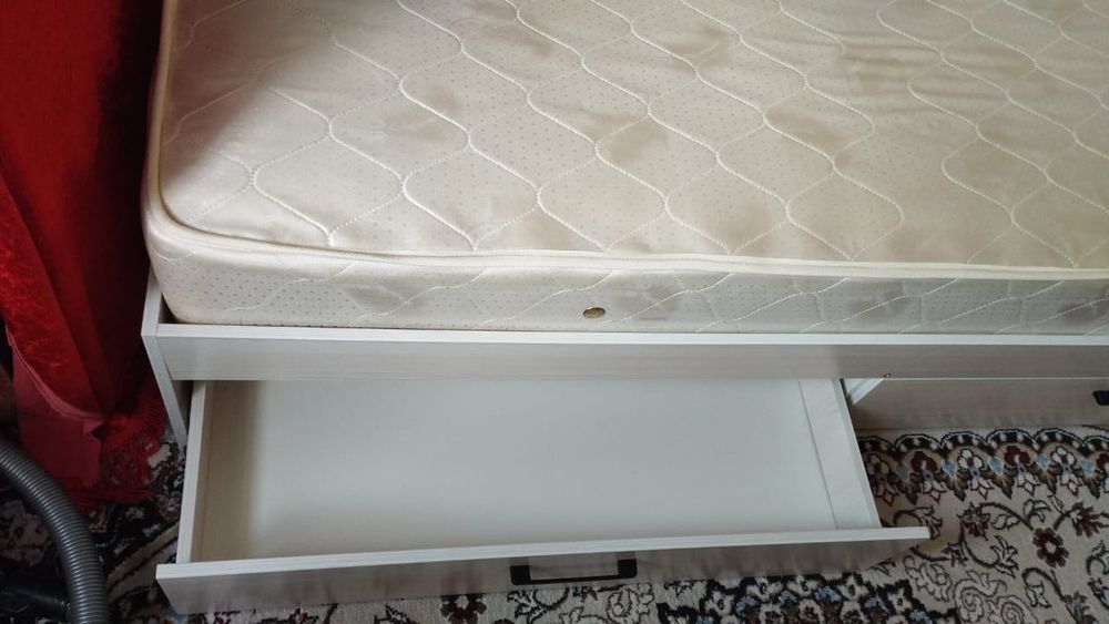 Бір адамдық  кроват сатылады.Срочна