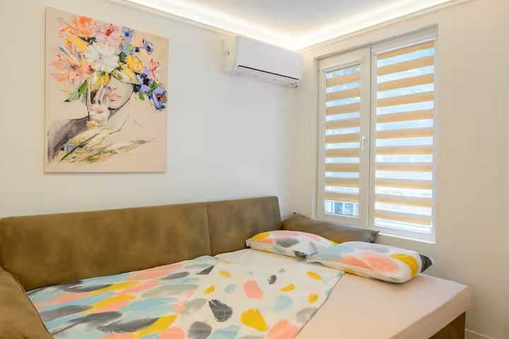 Разтегателен ъглов диван по поръчка, много запазен