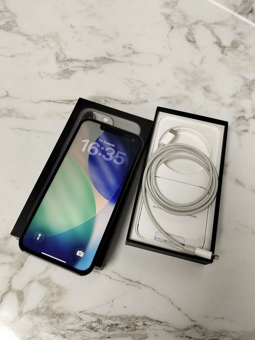 IPhone 13 Pro с документами