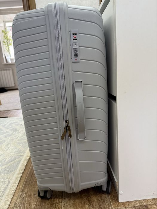 Продам большой чемодан