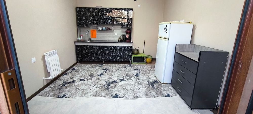 Zudlik bn xovli uy sotiladi Guliston Shah Davr market roparasida