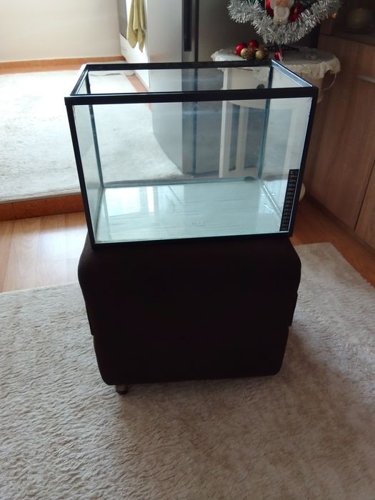 Продавам аквариум в отлично състояниетояние с оборудванетотояние  с