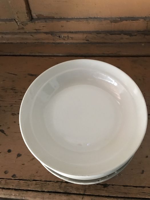 Тарелочки для десерта, люстры, тюль