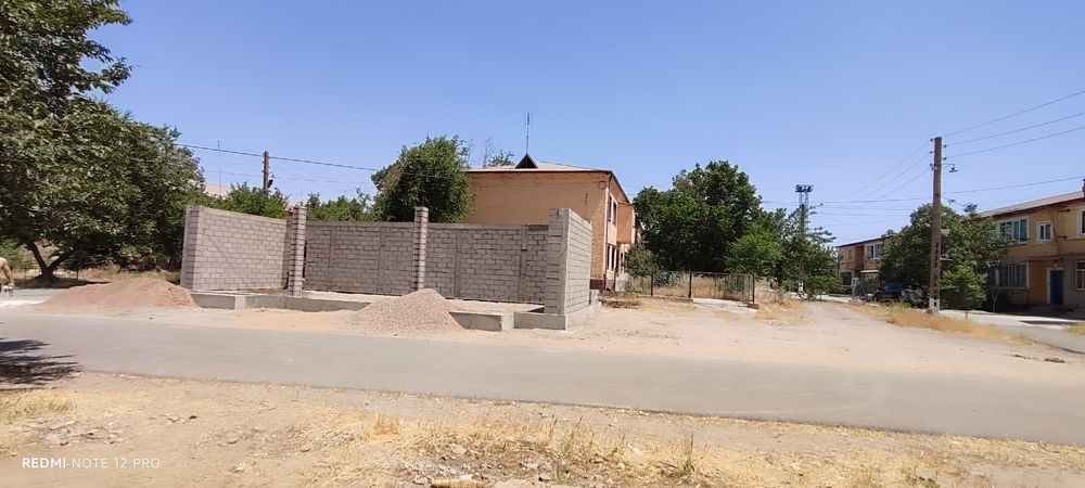 Oxangaron shahar noturar bino sotiladi loyiha hujjatlari bor qulishga