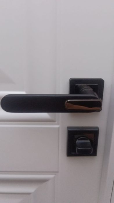 Ручка для двери есть 3 шт