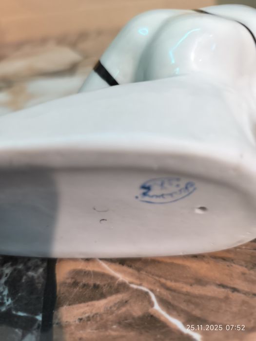 Фарфоровая статуэтка.