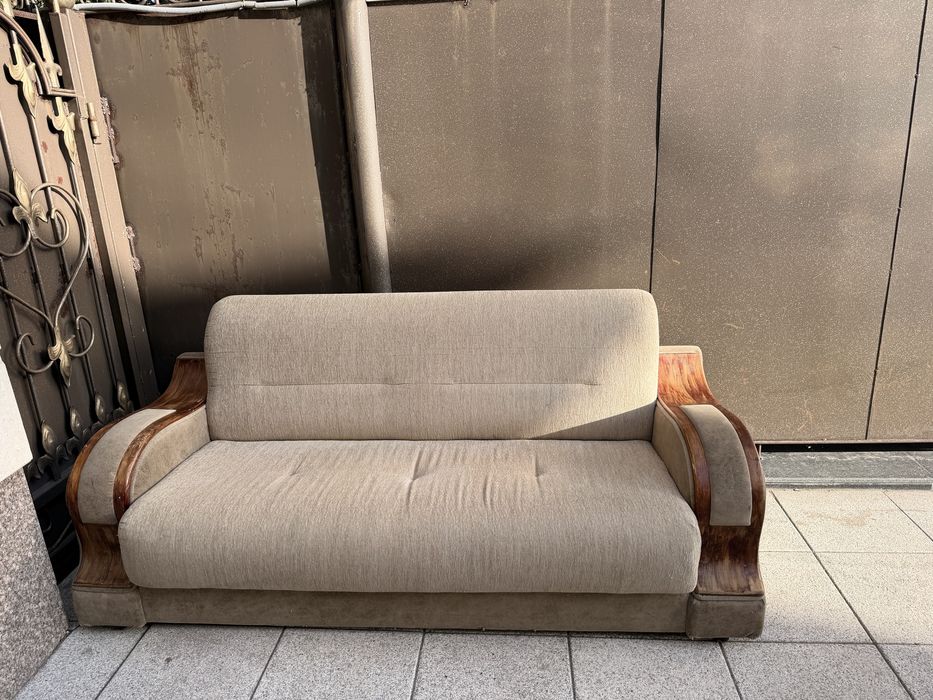 Продаю диван б/у в хорошем состоянии.