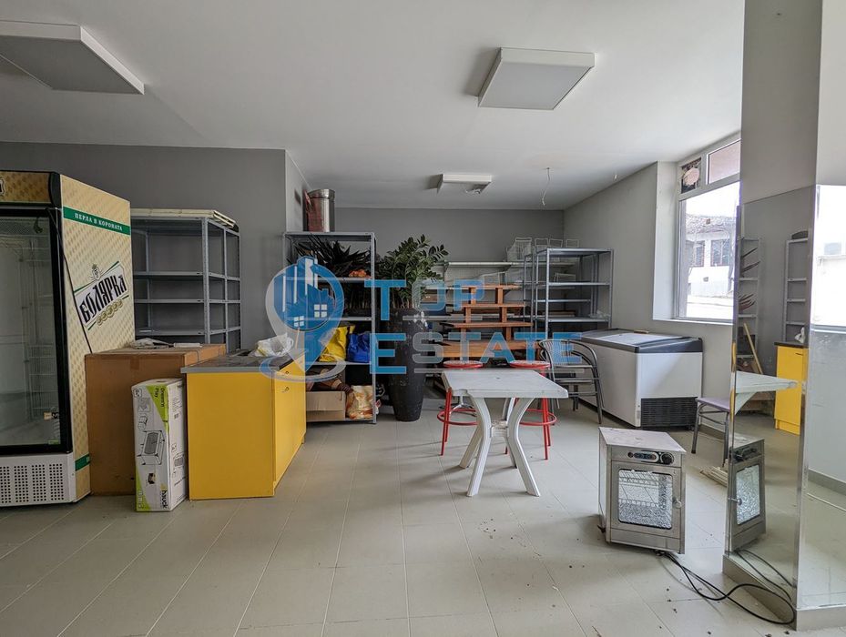 Търговска сграда на два етажа в центъра на град Златарица