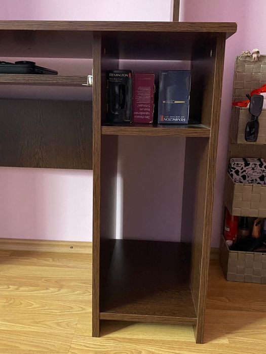 Birou cu bibloteca si lumini