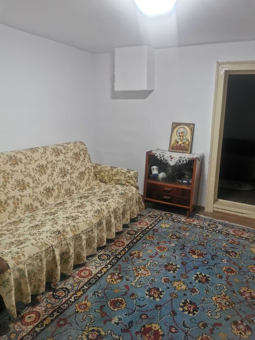 Casa bătrâneasca de vânzare la tara
