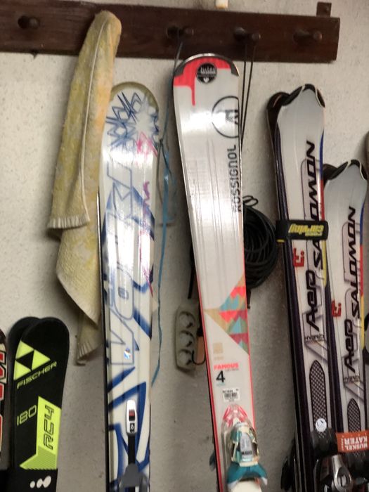 Vind 8 perechi de schiuri diverse inaltimi si marci comform pozelor ,b